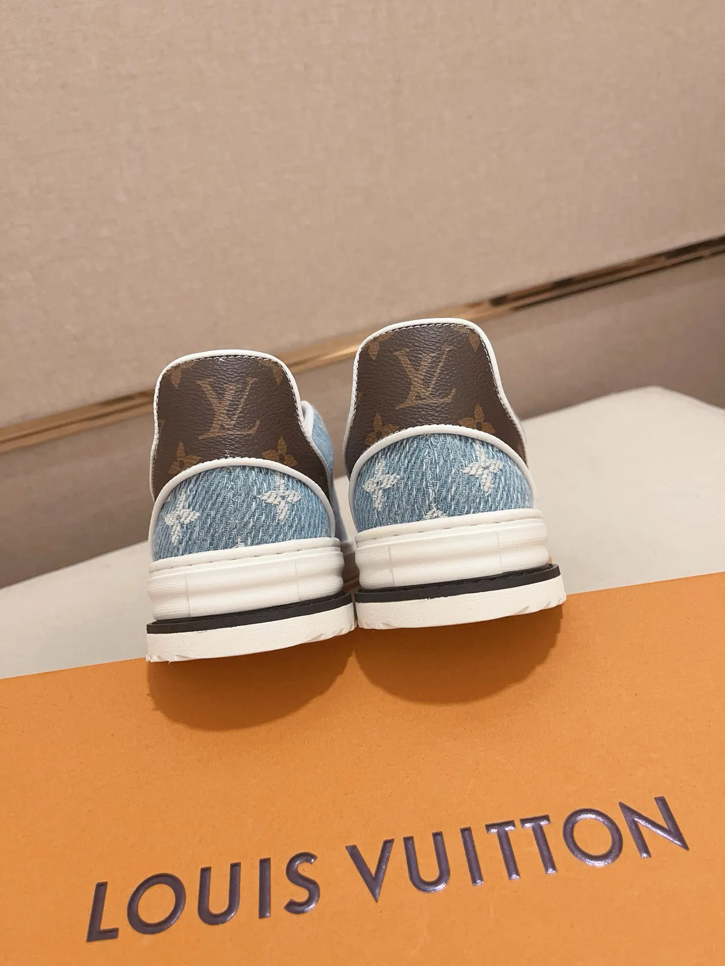 Men's shoes💰 400💰Louis Vuitton (Louis Vuitton/LV) top 🔍🔍 new models are on sale at the same time, the upper 🇮🇹 imported first-layer cowhide from Italy, fully imported sheepskin lining 💪💪, completely 1⃣️ to 1 ⃣️Re-engraved🇮🇹💪💪, ⚠Sole: The original sole is specially provided by the original factory, the exclusive movable molded sole is super comfortable, ⚠The original factory follows the order, 🔍🔍high quality, you can enter and exit the counter at will, welcome to compare⚠. Code number: 38-44. Can be customized for 45 non-refundable!